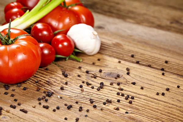 Red tomatoes with pepper and garlic — Stock Photo, Image