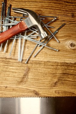 Çekiç ve çiviler tahtaya