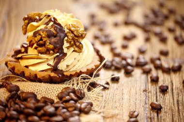 eski ahşap masa üzerinde çikolatalı kek