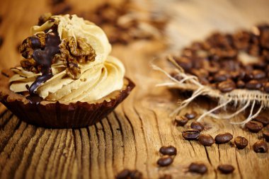 eski ahşap masa üzerinde çikolatalı kek