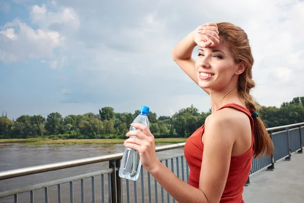 Flicka i sporten i staden — Stockfoto