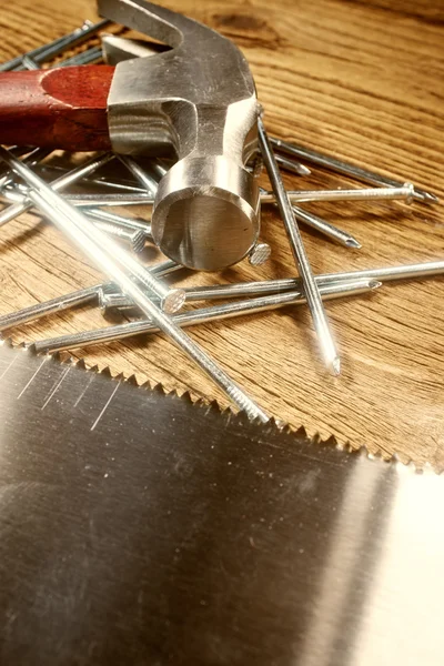 Martillo y clavos en madera —  Fotos de Stock