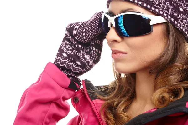 Mujer en chaqueta rosa y gafas — Foto de Stock