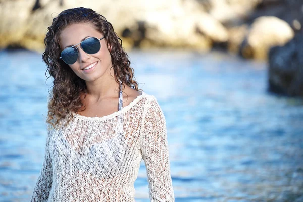 Slim woman on beach — Stockfoto