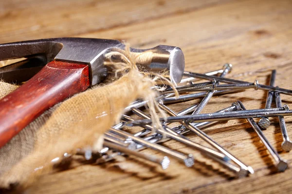 Stalen nagels op oud hout — Stockfoto