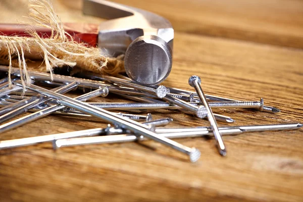 Chiodi in acciaio su legno vecchio — Foto Stock