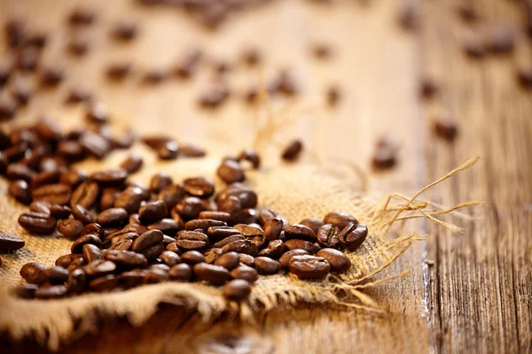 Fresh coffee beans on wood background, Macro close-up for design — Stock Photo, Image