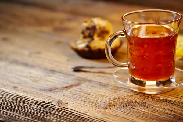 Vaso de té caliente sobre mesa de madera rústica . —  Fotos de Stock