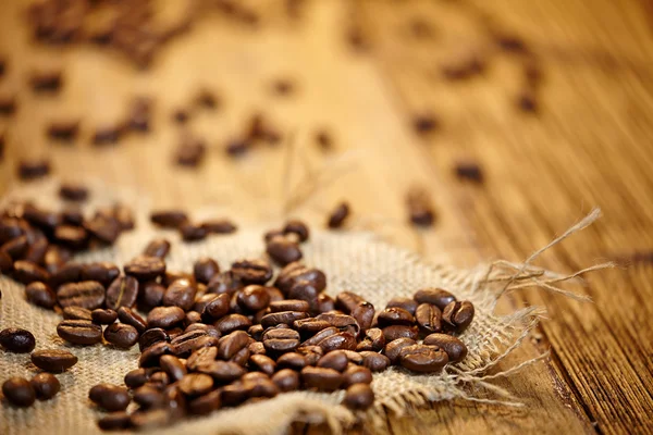 新鲜的咖啡豆在木材的背景下，设计的微距特写 — 图库照片