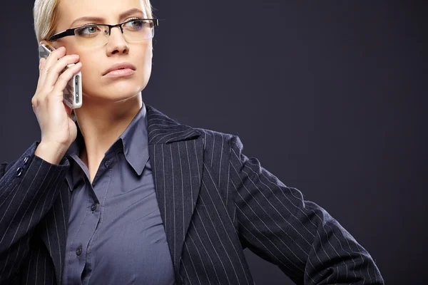 Femme d'affaires avec téléphone portable — Photo