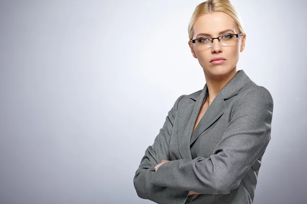 Portrait of a beautiful young business woman standing against gr — Stock Photo, Image