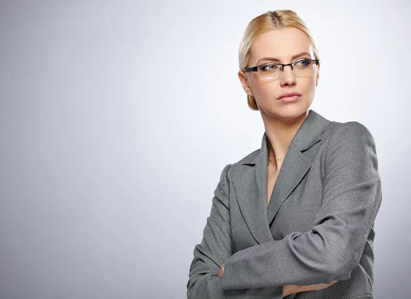 Portrait of a beautiful young business woman standing against gr — Stock Photo, Image