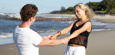 Kumsaldaki genç çift.