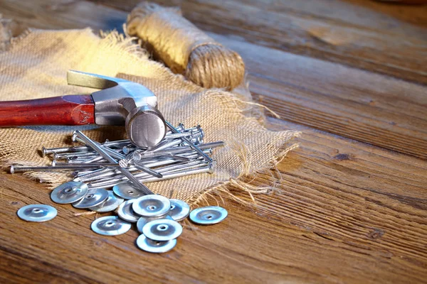 Martillo y clavos en madera —  Fotos de Stock