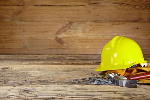 Capacete amarelo e cinto de ferramentas . — Fotografia de Stock