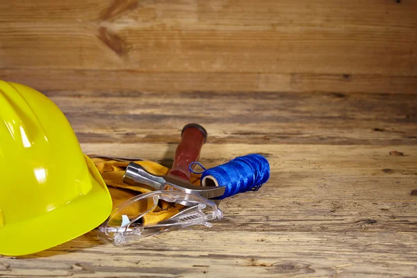 Gele helm en tool gordel. — Stockfoto