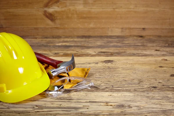 Casque jaune et ceinture d'outils . — Photo