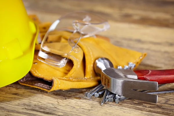 Capacete amarelo e cinto de ferramentas . — Fotografia de Stock