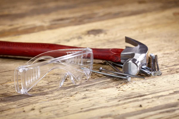 Hammer und Nägel auf Holz — Stockfoto