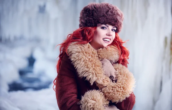 Chica con el pelo rojo en el invierno —  Fotos de Stock