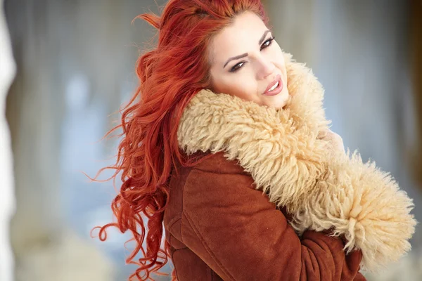 Mulher de cabelo vermelho no inverno — Fotografia de Stock