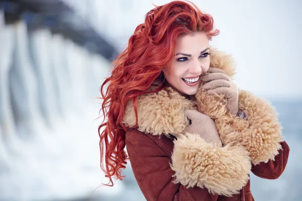 Czerwone włosy kobieta w okresie zimowym — Zdjęcie stockowe