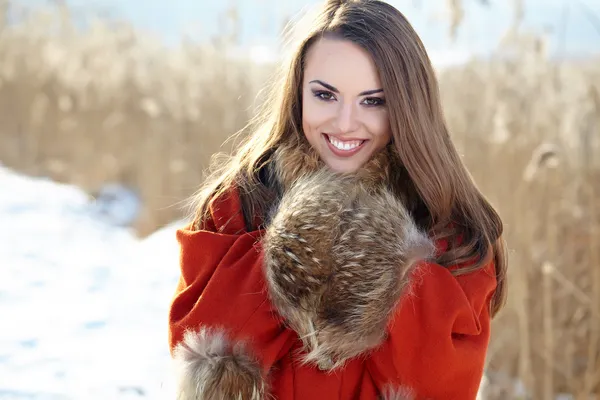Menina bonita congelando no parque de inverno. imagens em cores quentes — Fotografia de Stock
