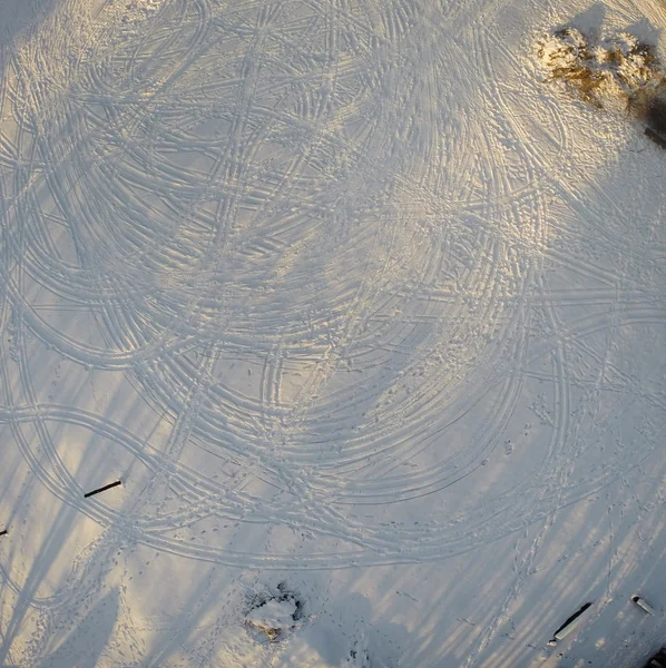 雪背景上的痕迹 — 图库照片