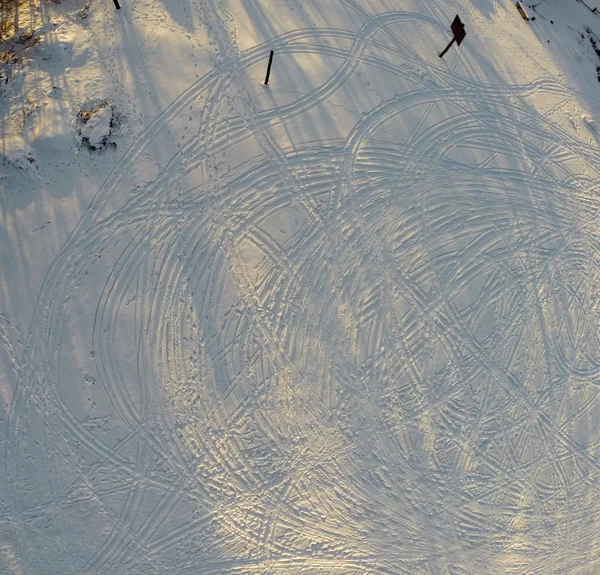 Traces sur fond de neige — Photo