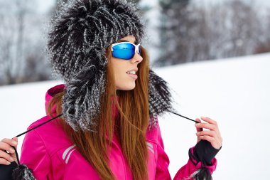Kayak gözlüğü takan kadın
