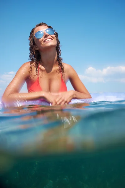 Femme sur un matelas gonflable dans la mer — Photo