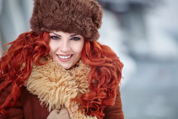 Menina com cabelo vermelho no inverno — Fotografia de Stock