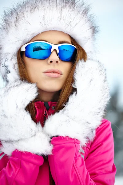 Žena nosí lyžařské brýle — Stock fotografie