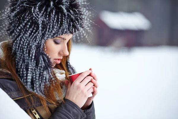 Donna godendo di bevanda calda nel caffè — Foto Stock