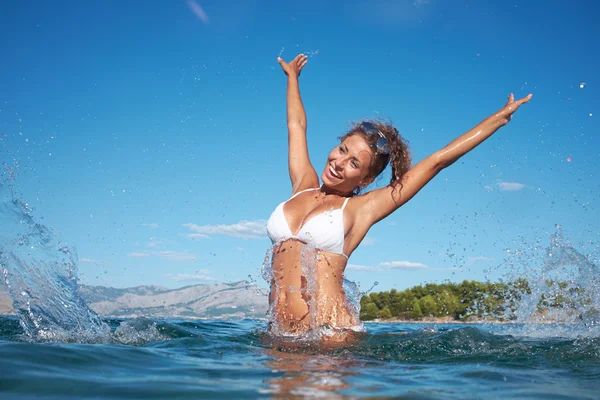 Vrouw in zee met open handen — Stockfoto