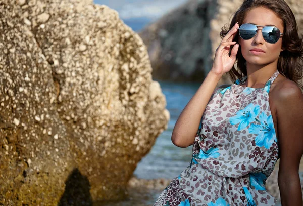 Schöne Frau am Strand. — Stockfoto