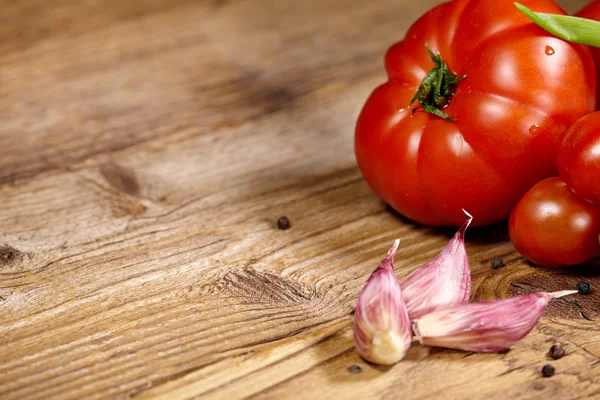 Pomodori, cipolle, pepe e aglio isolati sulla vecchia linguetta di legno — Foto Stock