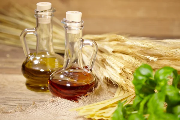 Italienische Pasta mit Olivenöl und Basilikum — Stockfoto
