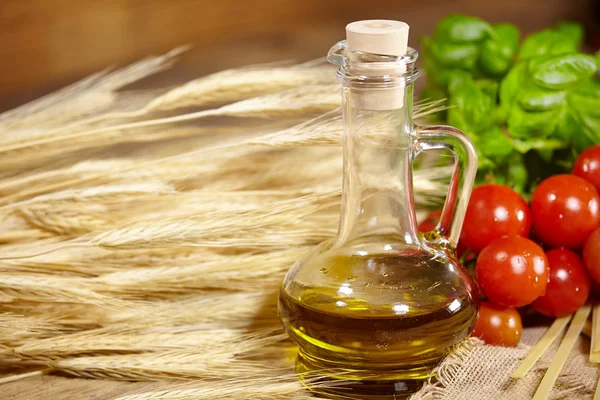 Vine tomatoes, basil, spaghetti — Stock Photo, Image