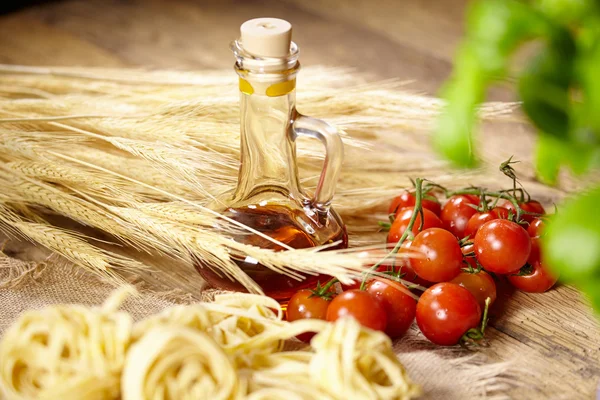 Weintomaten, Basilikum, Spaghetti — Stockfoto
