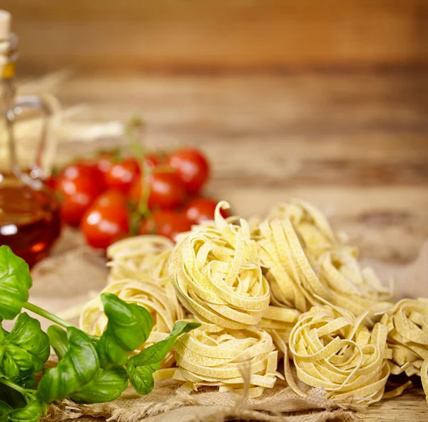 Tomates de vid, albahaca, espaguetis —  Fotos de Stock