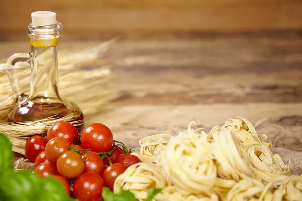 Vine tomatoes, basil, spaghetti — Stock Photo, Image