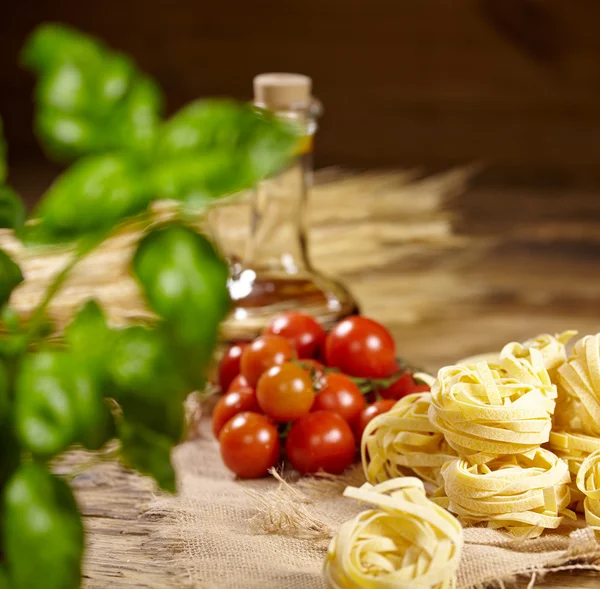 Vine tomatoes, basil, spaghetti — Stock Photo, Image