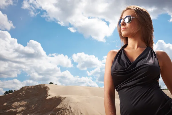 Sexy vrouw op strand — Stockfoto