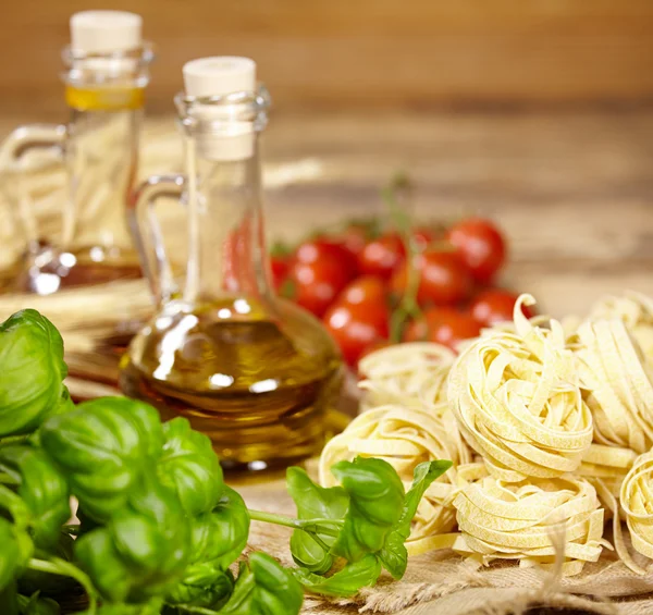 Vine tomatoes, basil, spaghetti — Stock Photo, Image