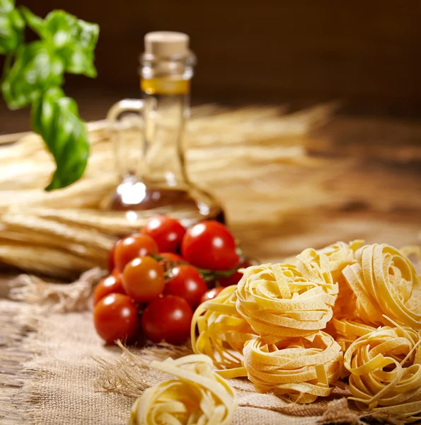 Vine tomatoes, basil, spaghetti — Stock Photo, Image