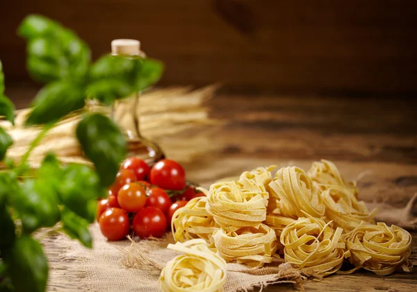 Wijnstok tomaten, basilicum, spaghetti — Stockfoto