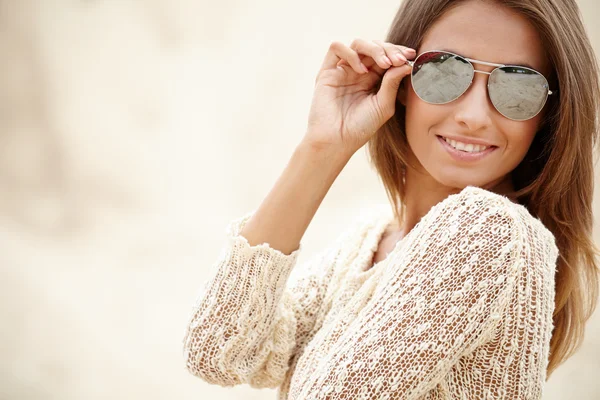 Kumsalda genç seksi kadın.