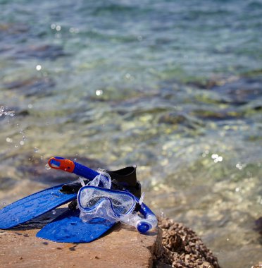 Şnorkelle yüzmek için maske, şnorkel ve yüzgeçler
