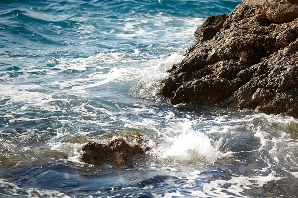 Le rocher de mer brise une vague puissante — Photo